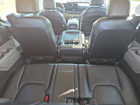 Used 2025 Kia Carnival FWD image 6