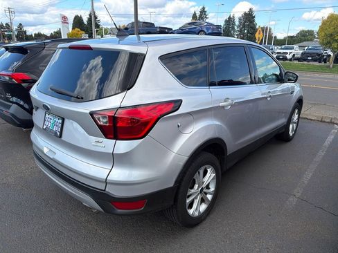Used 2019 Ford Escape SE FWD image 3
