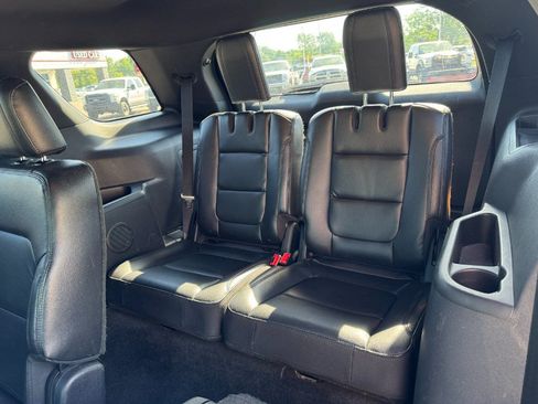 Used 2017 Ford Explorer XLT w/ Equipment Group 202A AWD/4WD image 17