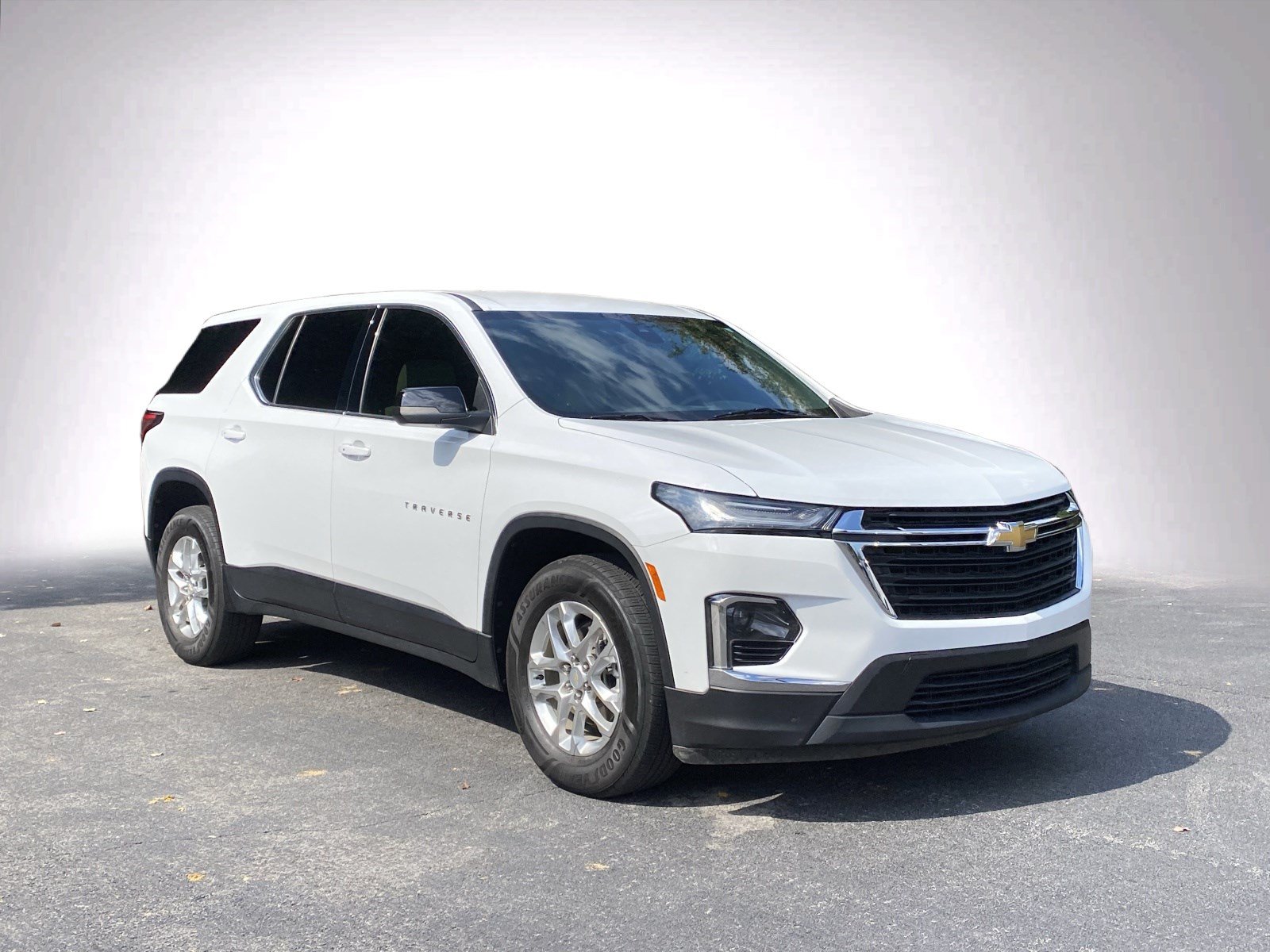 Used 2023 Chevrolet Traverse LS FWD image 2