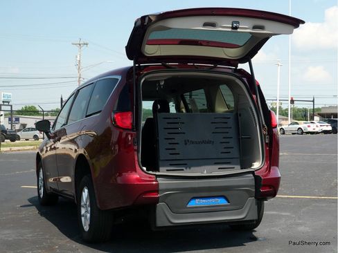 Used 2023 Chrysler Voyager LX image 23