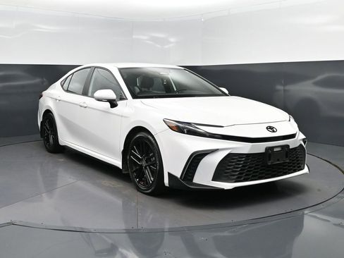 Used 2025 Toyota Camry SE w/ Convenience Package image 9