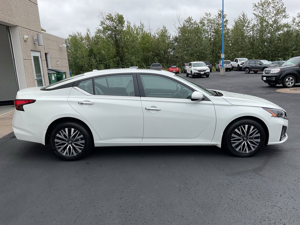 Used 2023 Nissan Altima 2.5 SV w/ SV Premium Package AWD/4WD image 4