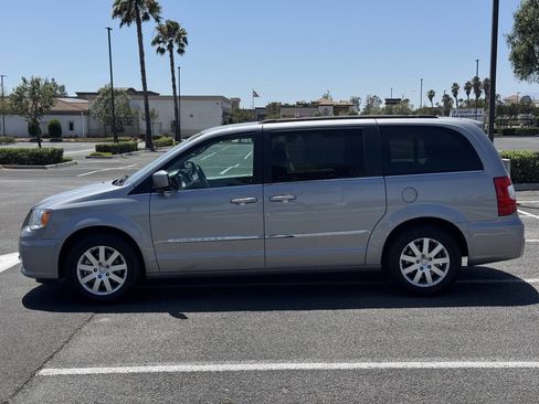 Used 2015 Chrysler Town & Country Touring FWD image 8