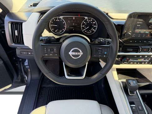 New 2025 Nissan Pathfinder SL image 24