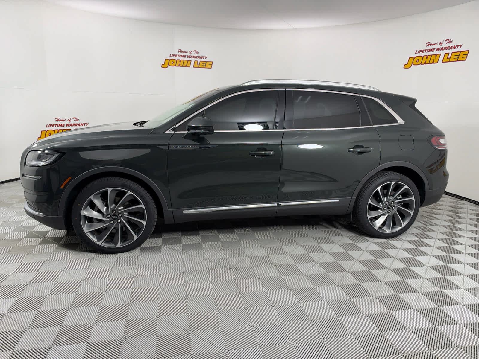 Used 2023 Lincoln Nautilus Reserve w/ Equipment Group 201A AWD/4WD image 2