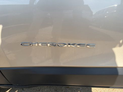 Used 2015 Jeep Cherokee Latitude FWD image 10