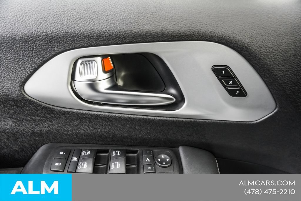 Used 2025 Chrysler Pacifica Limited FWD image 45