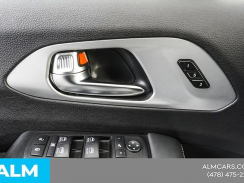 Used 2025 Chrysler Pacifica Limited FWD image 45