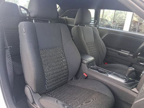 Used 2014 Dodge Challenger SXT image 17