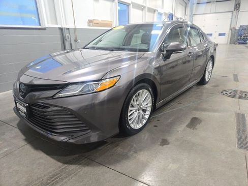 Used 2018 Toyota Camry XLE image 3