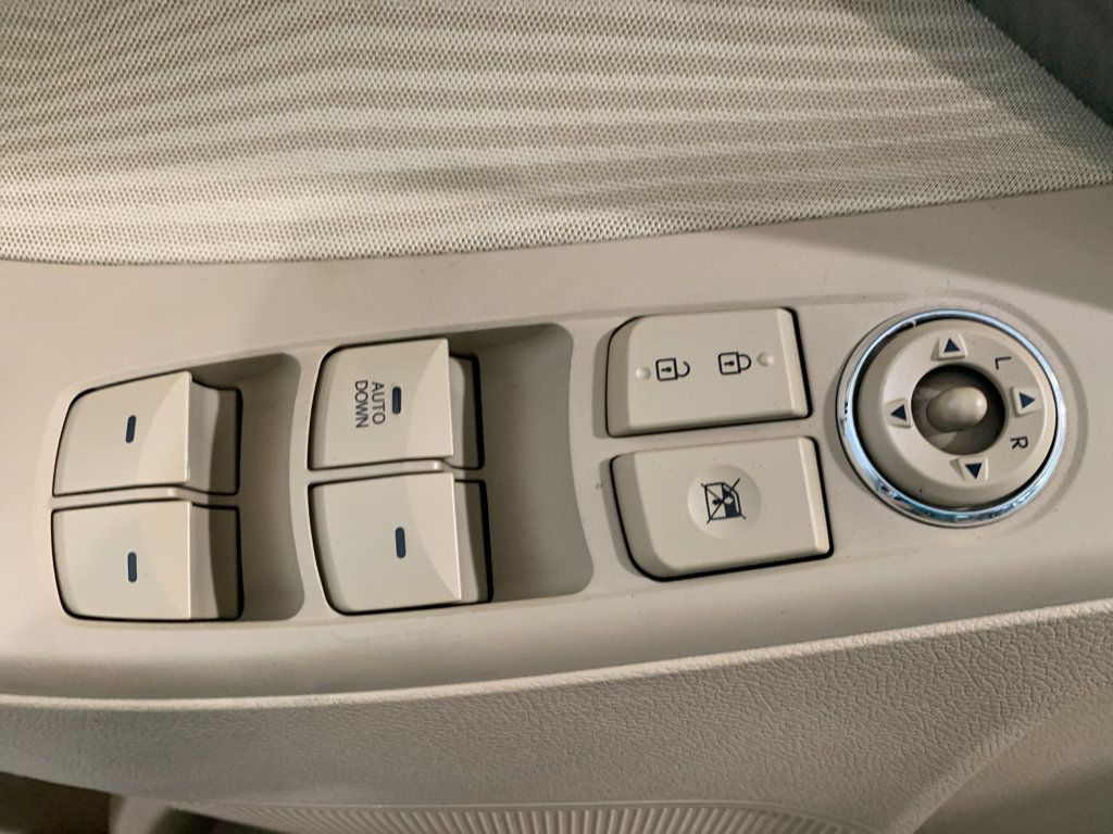 Used 2013 Hyundai Elantra GLS w/ Preferred Pkg FWD image 23
