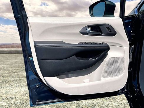 Used 2023 Chrysler Pacifica Touring-L image 19