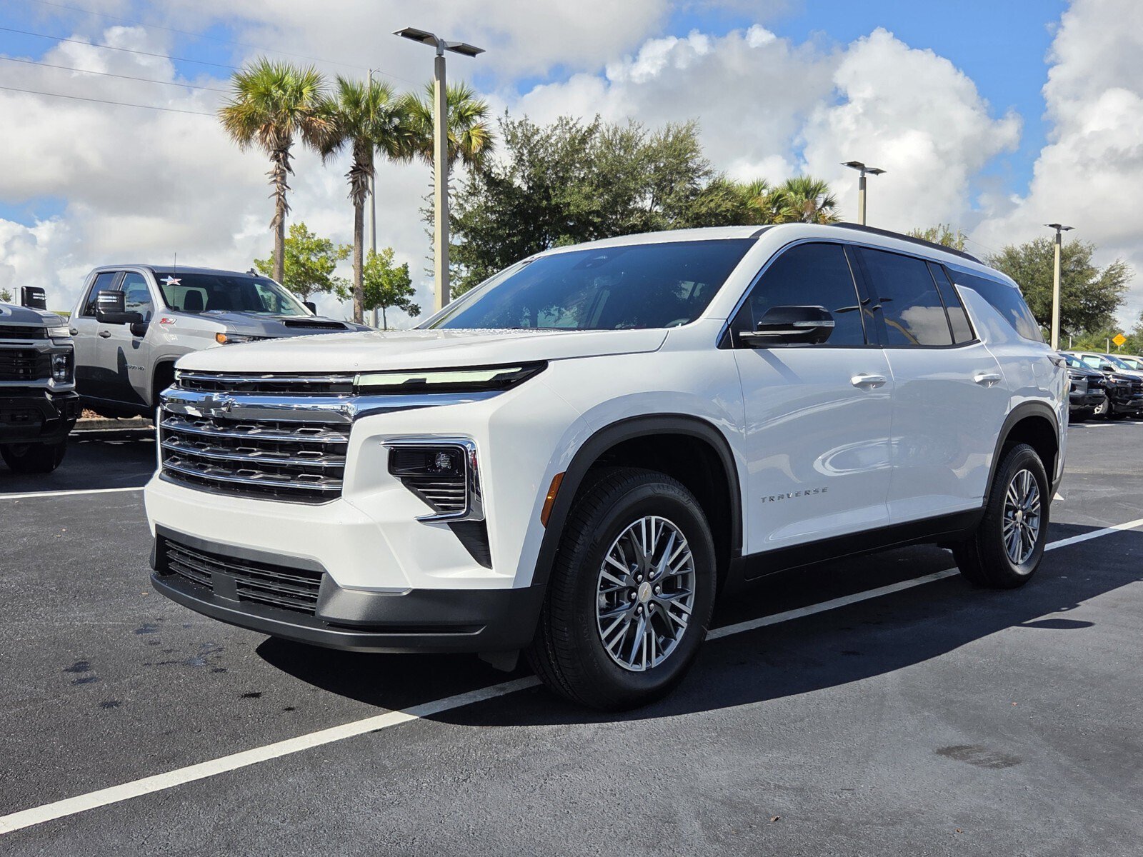 New 2027 Chevrolet Traverse LT w/ Driver Confidence Package FWD image 2