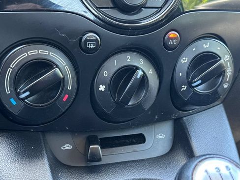 Used 2013 MAZDA MAZDA2 Sport FWD image 20