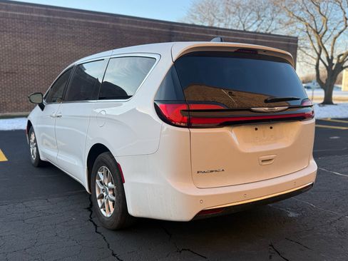 Used 2025 Chrysler Pacifica Select image 5