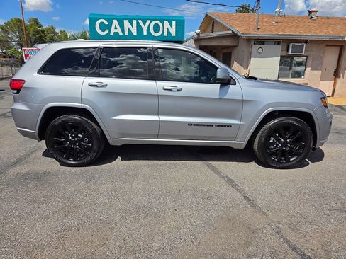 Used 2018 Jeep Grand Cherokee Altitude RWD image 4