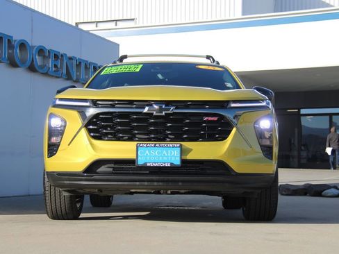 Used 2025 Chevrolet Trax RS image 3