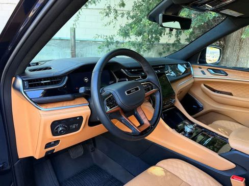 Used 2023 Jeep Grand Cherokee Summit AWD/4WD image 2