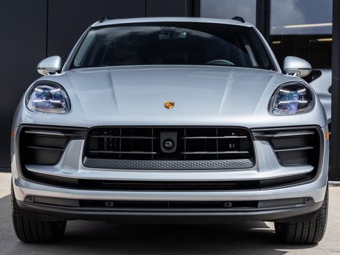 Certified 2025 Porsche Macan image 8