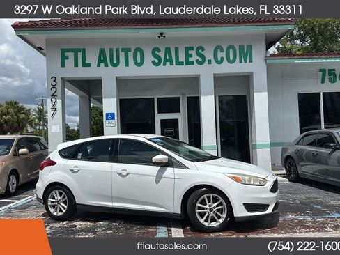 Used 2016 Ford Focus SE FWD image 2