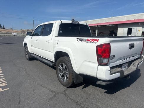 Used 2017 Toyota Tacoma TRD Sport image 5