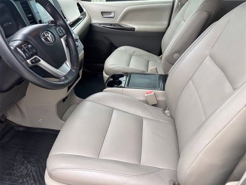 Used 2017 Toyota Sienna XLE image 9