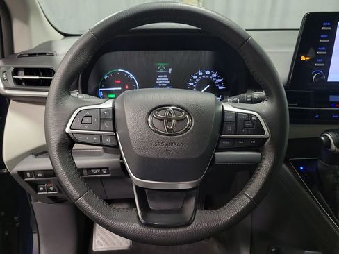 Used 2024 Toyota Sienna XLE AWD/4WD image 16