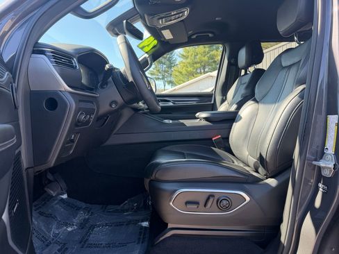 Used 2024 Jeep Wagoneer 4WD image 19