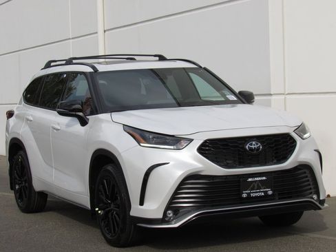 New 2025 Toyota Highlander XSE image 2