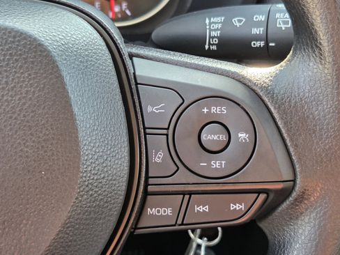 Used 2022 Toyota RAV4 LE image 23