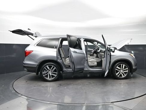 Used 2017 Honda Pilot Touring image 33
