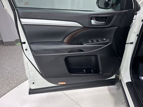 Used 2019 Toyota Highlander XLE image 11