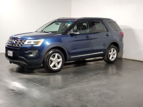 Used 2017 Ford Explorer XLT image 5