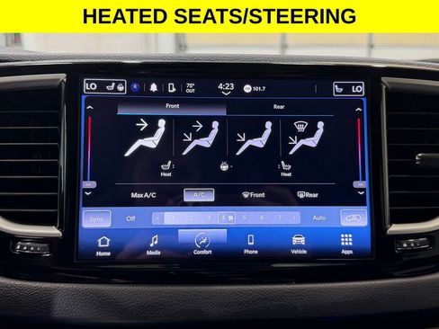 Used 2024 Chrysler Pacifica Touring-L FWD image 3