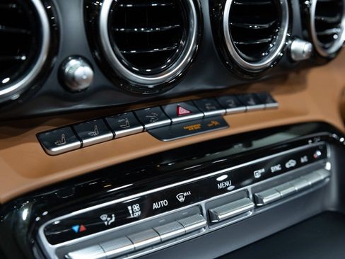 Used 2018 Mercedes-Benz AMG GT Roadster w/ Exclusive Interior Package image 38