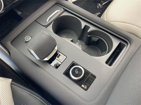 Used 2025 Land Rover Discovery Dynamic SE image 9