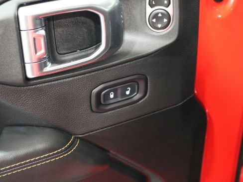 Used 2025 Jeep Wrangler Unlimited Sahara AWD/4WD image 7