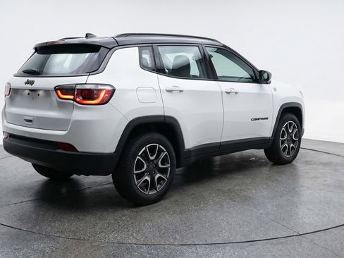 Used 2025 Jeep Compass Trailhawk AWD/4WD image 9