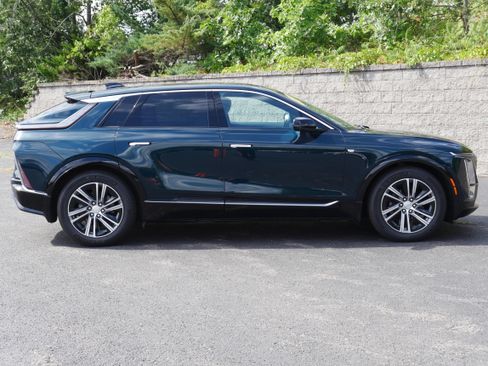 Used 2024 Cadillac Lyriq Luxury AWD/4WD image 8