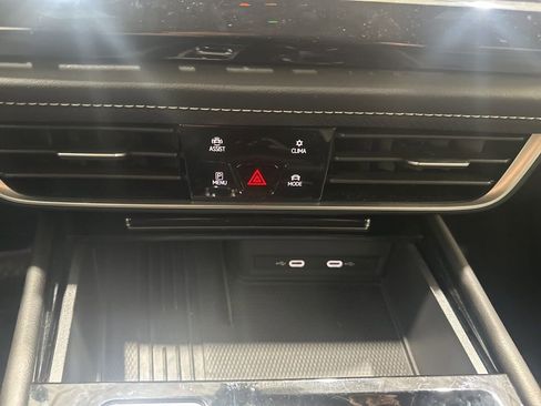 Used 2025 Volkswagen Atlas Cross Sport SE image 32