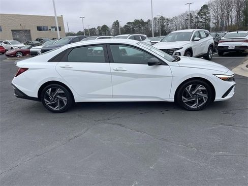 Certified 2025 Hyundai Elantra Sport image 8