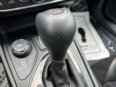 Used 2019 Jeep Cherokee Limited w/ Luxury Group AWD/4WD image 20