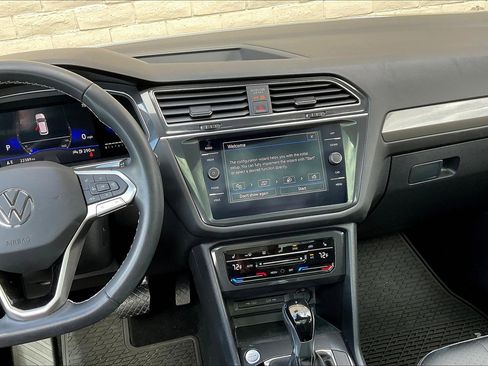 Certified 2022 Volkswagen Tiguan SE w/ Panoramic Sunroof Package image 5