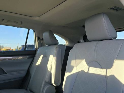 Used 2023 Toyota Highlander Platinum image 17