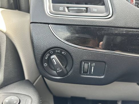 Used 2017 Dodge Grand Caravan SXT FWD image 28