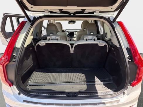 Used 2021 Volvo XC90 T5 Momentum w/ Climate Package FWD image 11