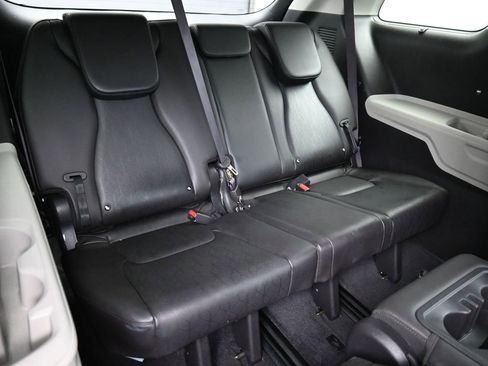 Certified 2023 Kia Carnival EX image 24