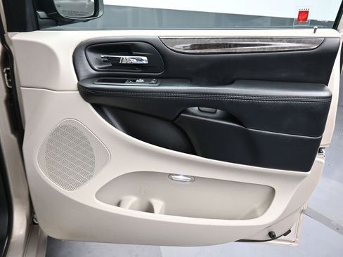 Used 2016 Dodge Grand Caravan SXT w/ Rear Park Assist Package image 46