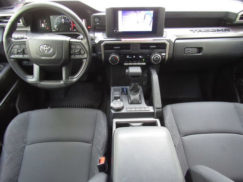 Certified 2025 Toyota Tacoma SR5 AWD/4WD image 32